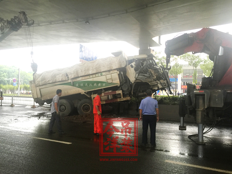交通施救（高架橋下，限制空間）